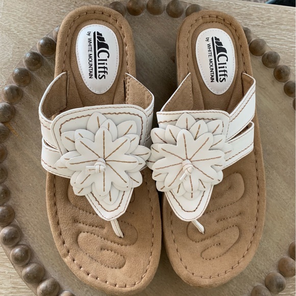 Cliffs by WHITE MOUNTAIN Shoes - Cliffs by White Mountain White Flower Cupcake Sandal women’s size 8